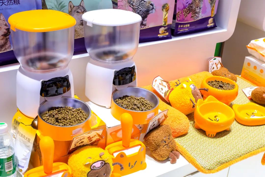 物产业3000亿元市场大爆发行业上市公司“涨”声一片开元棋牌能给主人“打电话”的宠物智能手机也来了!宠(图8) 物产业3000亿元市场大爆发行业上市公司“涨”声一片开元棋牌能给主人“打电话”的宠物智能手机也来了!宠(图8)