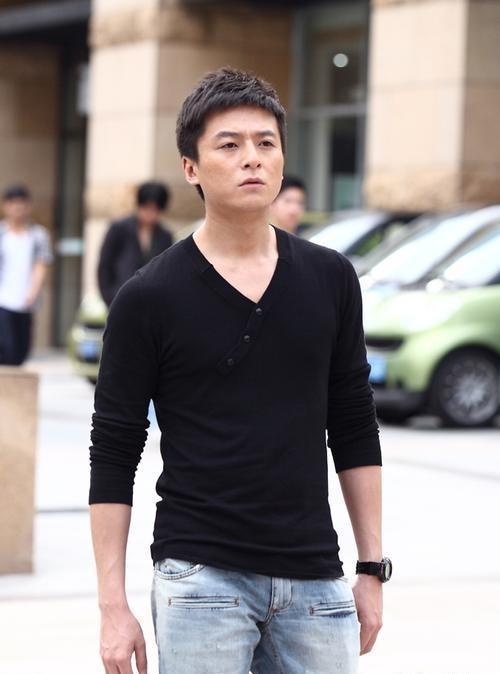 着46岁儿子躺狗窝痛哭她终于后悔了开元棋牌试玩亲手拆散儿子3段姻缘看(图4)